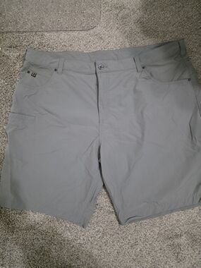 Men's Lightweight Gray Hybrid Shorts with Utility Pocket